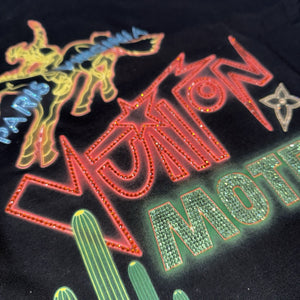 Louis Vuitton Motel Texas Strass Graphic Print T-Shirt، الصورة 4