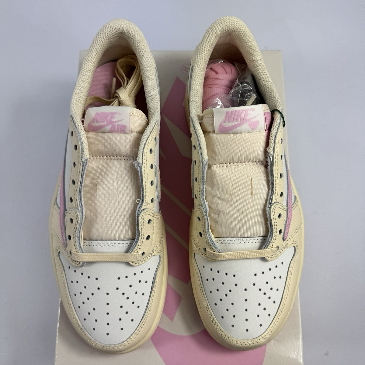 Jordan 1 Retro OG SP x Travis Scott Shy Pink Trainers, photo 3