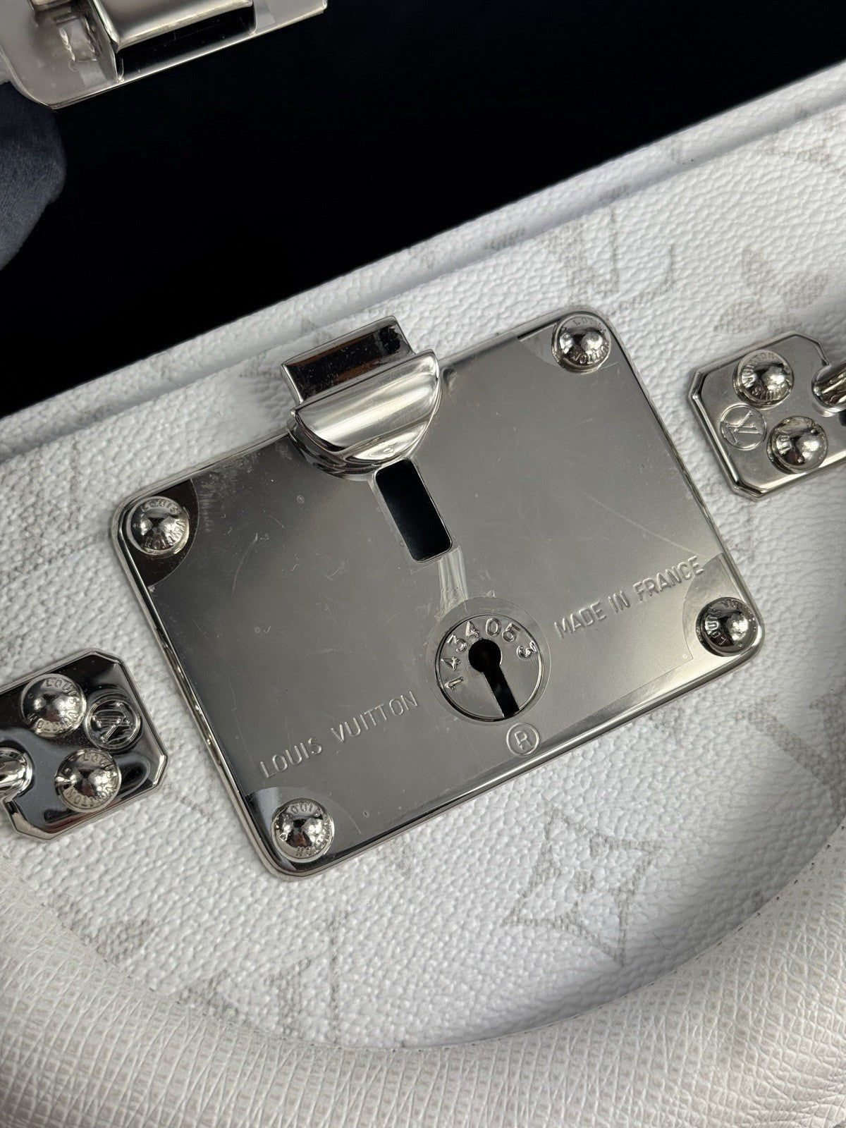 Louis Vuitton Bisten 50 Suitcase, photo 13