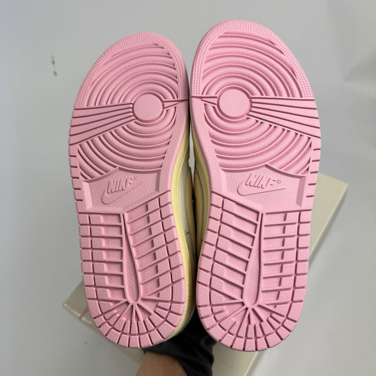 Jordan 1 Retro OG SP x Travis Scott Shy Pink Trainers, photo 6
