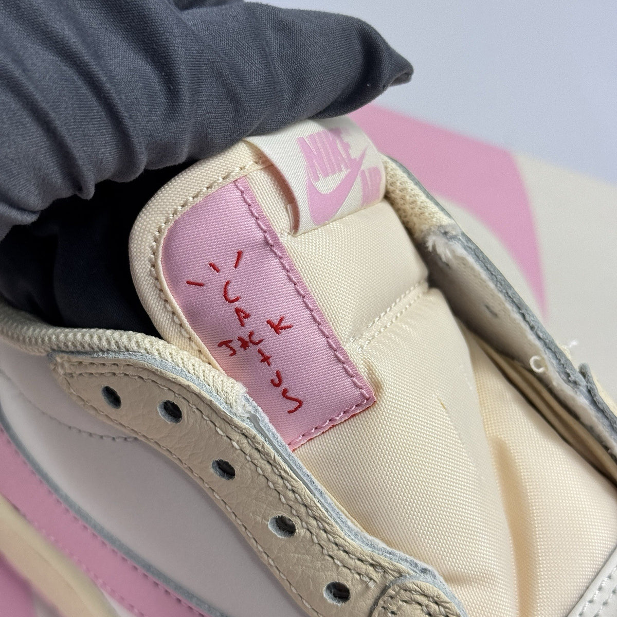 Jordan 1 Retro OG SP x Travis Scott Shy Pink Trainers, photo 8