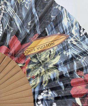 Louis Vuitton x Pharrell Williams Monogram Resort Print Folding Hand Fan، الصورة 3