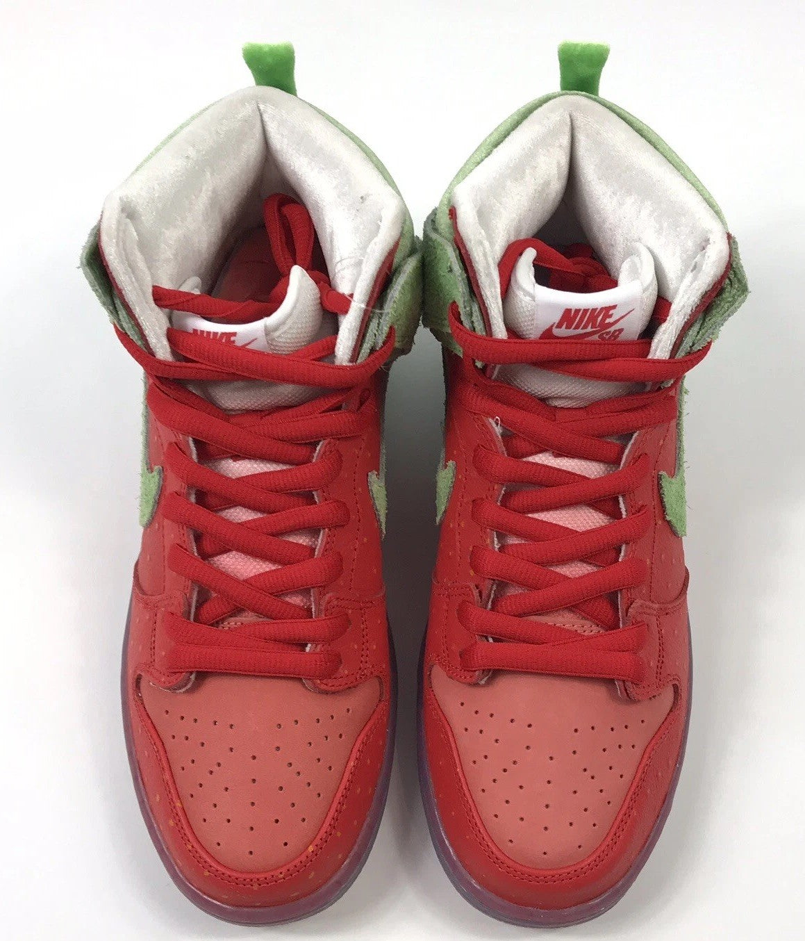 Nike SB Dunk High Strawberry Cough Trainers, photo 3
