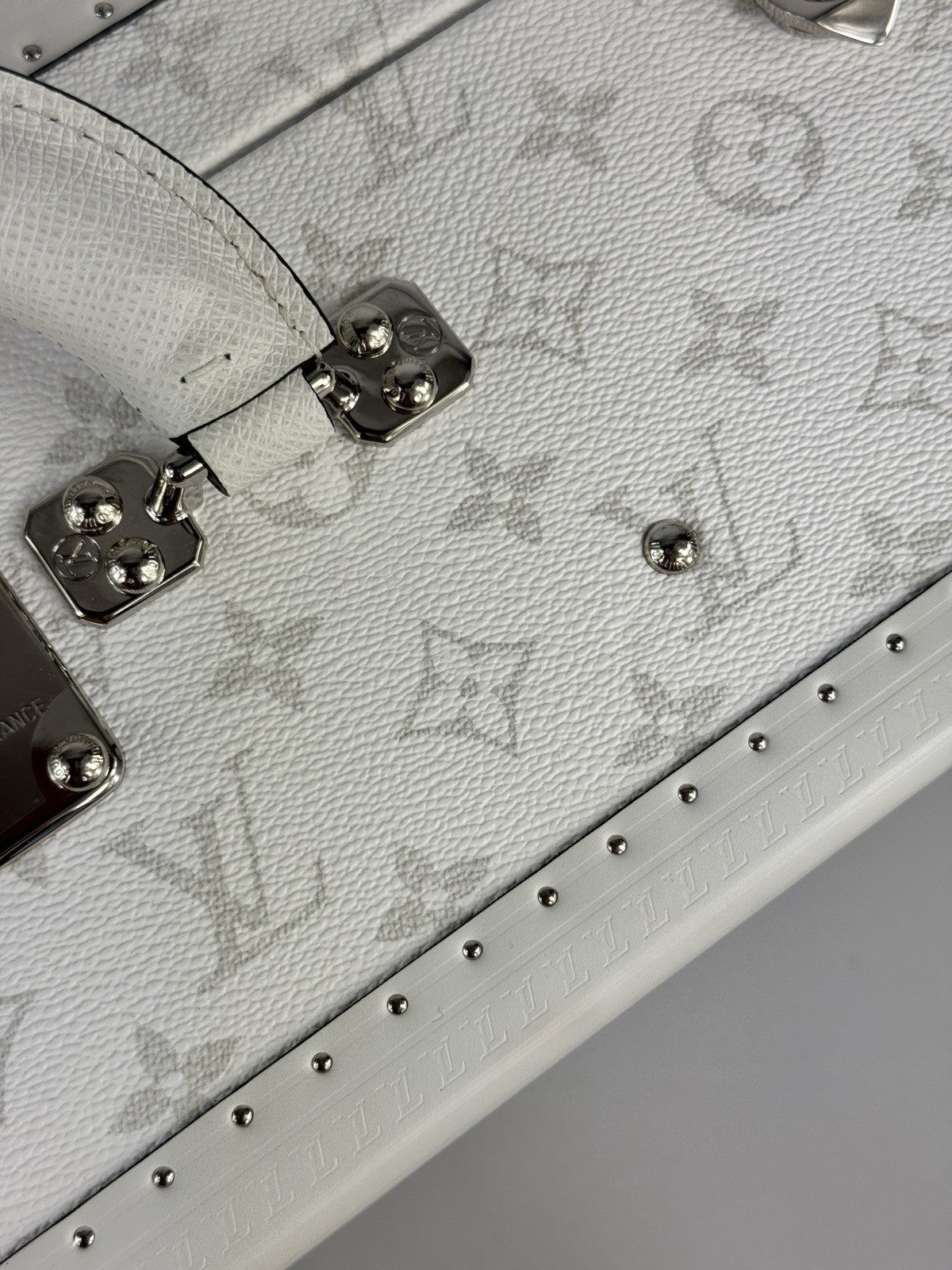 Louis Vuitton Bisten 50 Suitcase, photo 12