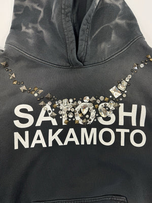 Satoshi Nakamoto Logo Print Embellished Jersey Hoodie، الصورة 4